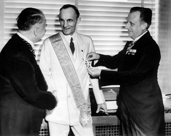 Henery Ford receiving the Grand Cross - 1938